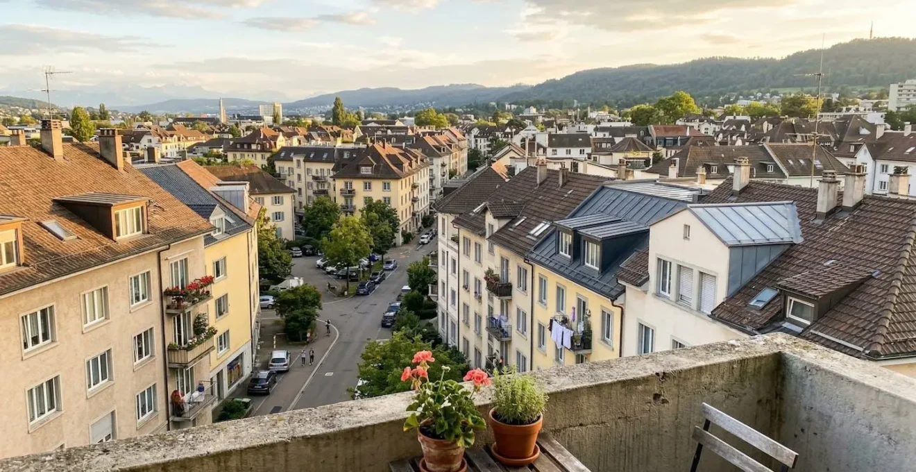 Blick von einer Dachterrasse auf Zürcher Wohnblöcke und Dächer bei Spätnachmittagslicht mit warmem Farbton